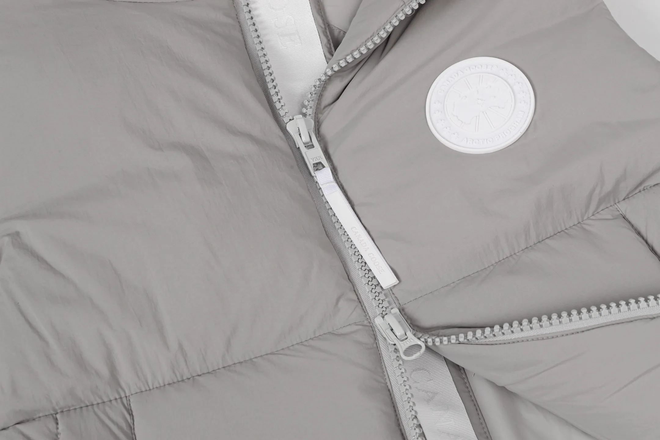 P480 CANADA GOOSE/PASTELS capsule white label series down vest The white label series is a capsule limited series and the most popular PASTELS series this year. The chest labels are all white badges with pure silicone texture. The pattern has a strong contrast between concave and convex. The topographic map of Canada on the badge is lifelike. The plastic material used for currency logos on the market is very hard to the touch! Our original independent order accessories are all custom-made original accessories. The imported YKK zipper has correct teeth and the zipper teeth are very thick. The zipper webbing logo is printed with three M fluorescent colors and the original custom-made washed logo. The placket webbing and wiring details are all restored. Color: Black Pure White Light Pink Khaki Moonlight Gray Size: XS S M L XL